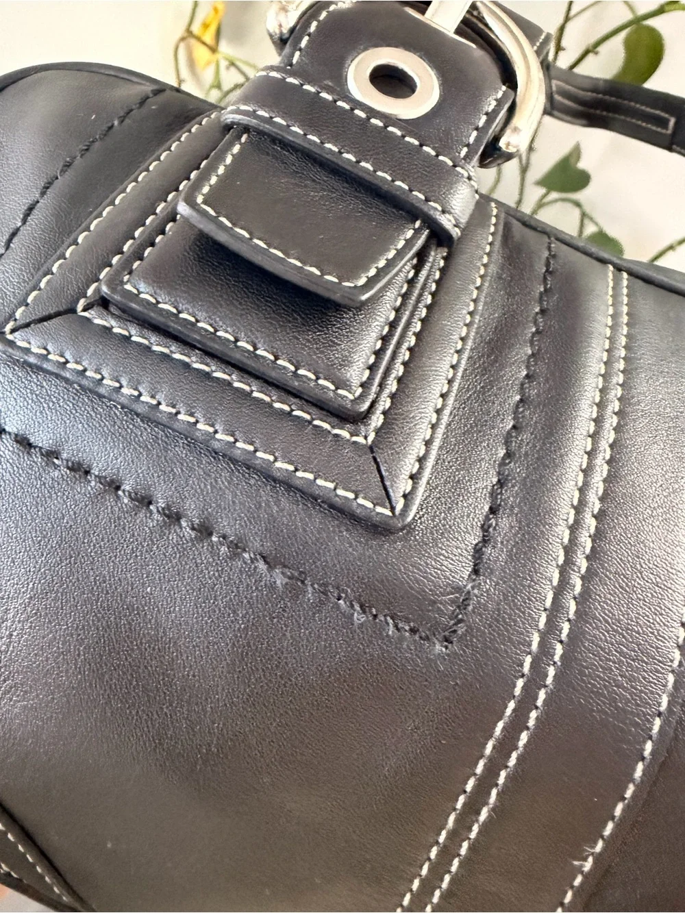 Classic Black Leather Shoulder Bag with Contrast Stitching